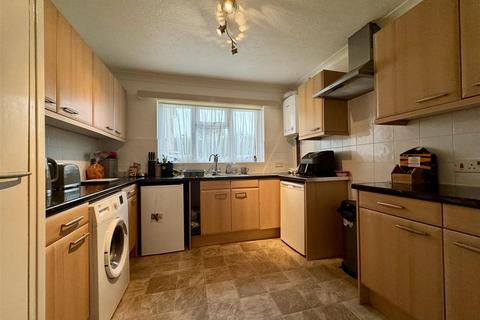 2 bedroom ground floor flat to rent, Benbow House, Bexhill-On-Sea TN39