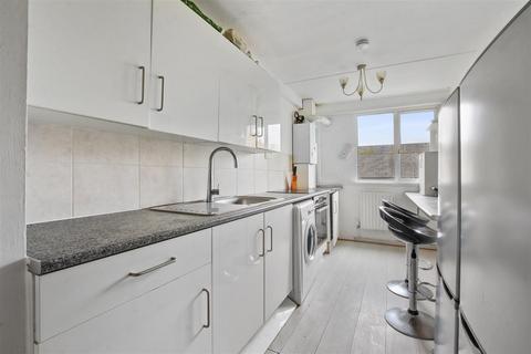 4 bedroom flat for sale, Swain Street, London