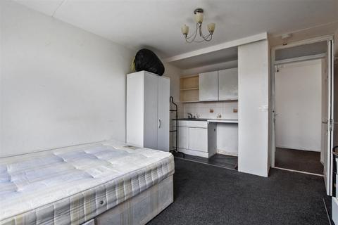 4 bedroom flat for sale, Swain Street, London