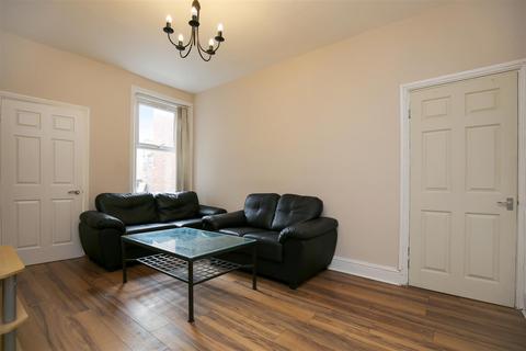 3 bedroom flat to rent, Warwick Street, Newcastle Upon Tyne NE6