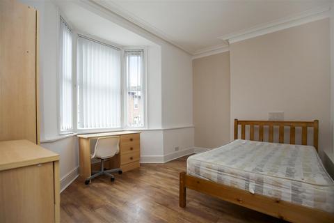 3 bedroom flat to rent, Warwick Street, Newcastle Upon Tyne NE6