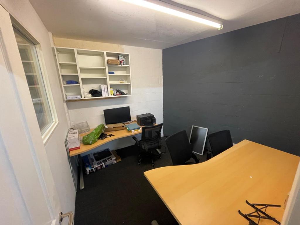 10 OFFICE 2.jpg