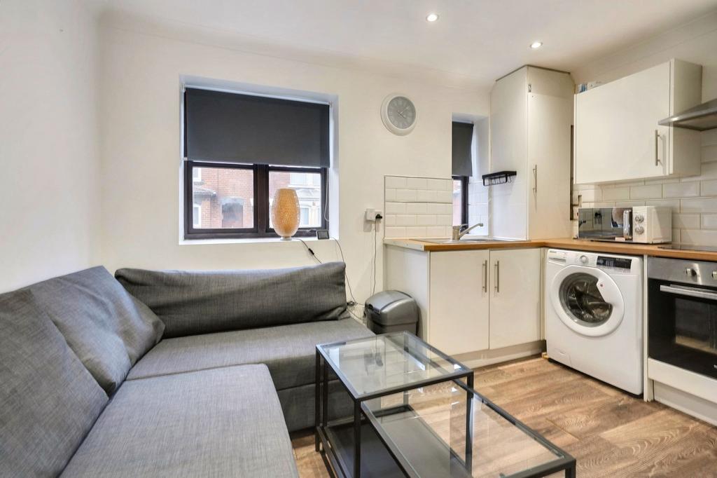 Hillside Road, Chatham, ME4 1 bed apartment to rent £925 pcm (£213 pw)