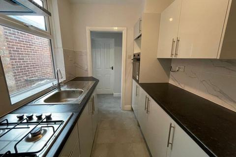 3 bedroom terraced house to rent, St Leonards Road, Leicester