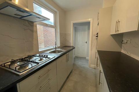 3 bedroom terraced house to rent, St Leonards Road, Leicester