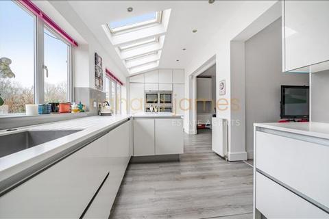152 Chanctonbury Way, London, N12 7AD