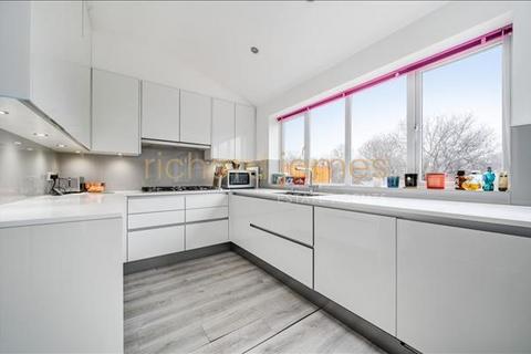 152 Chanctonbury Way, London, N12 7AD