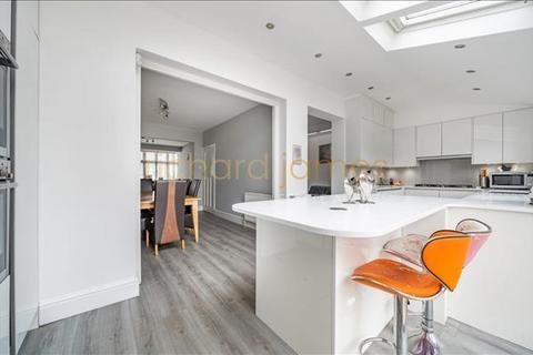 152 Chanctonbury Way, London, N12 7AD