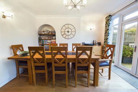 4 Bolton Close, Chessington, KT9 2JG