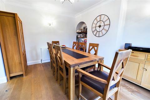 4 Bolton Close, Chessington, KT9 2JG
