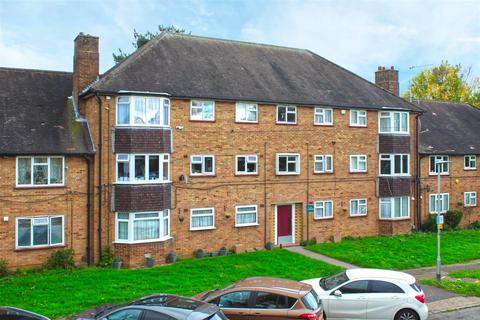 3 bedroom flat for sale, Shaw Close, Cheshunt