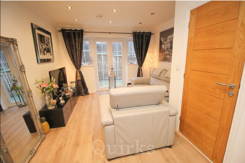 2 bedroom terraced house to rent, Chantry Way