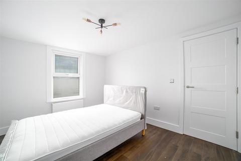 2 bedroom flat to rent, Camden High Street, London NW1