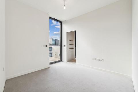 3 bedroom penthouse to rent, London  W12