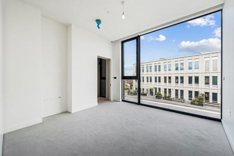 3 bedroom penthouse to rent, London  W12