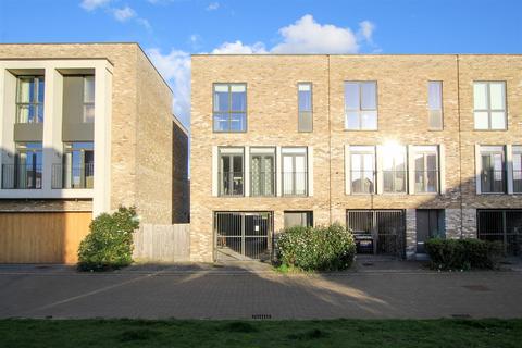 3 bedroom townhouse to rent, Willers Lane, Cambridge CB2