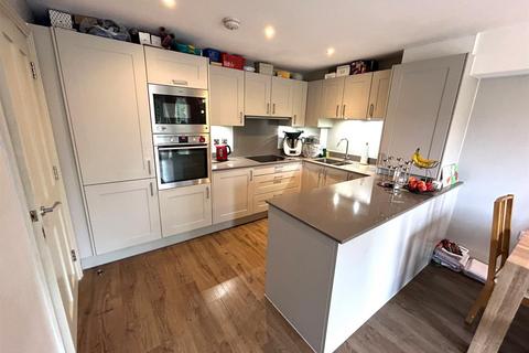 2 bedroom flat for sale, Dorking Road, Tadworth KT20