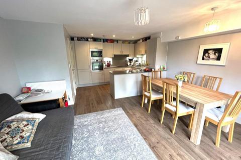 2 bedroom flat for sale, Dorking Road, Tadworth KT20