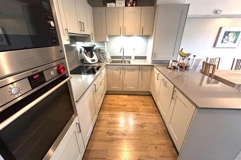 2 bedroom flat for sale, Dorking Road, Tadworth KT20