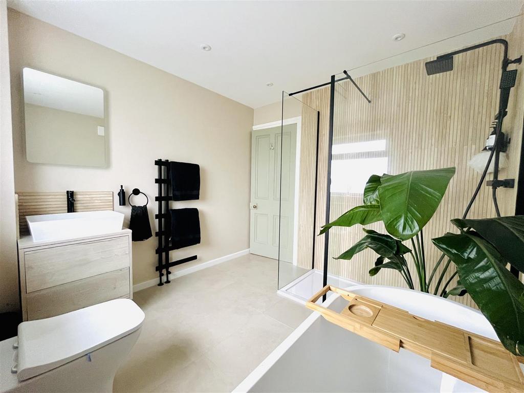 Bathroom Aspect 3.jpg