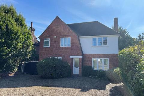 3 bedroom detached house to rent, Sutherland Avenue, Petts Wood