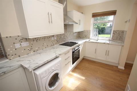 3 bedroom detached house to rent, Sutherland Avenue, Petts Wood