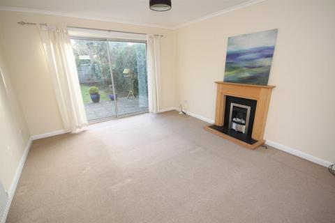 3 bedroom detached house to rent, Sutherland Avenue, Petts Wood