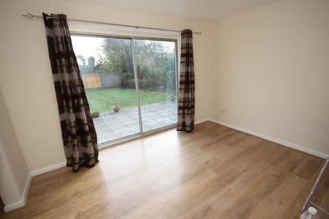 3 bedroom detached house to rent, Sutherland Avenue, Petts Wood