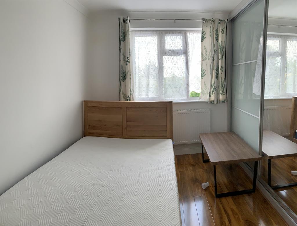 Northolt, UB5 1 bed in a house share to rent £750 pcm (£173 pw)
