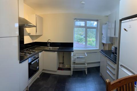 3 bedroom flat to rent, Briarwood Drive, Northwood