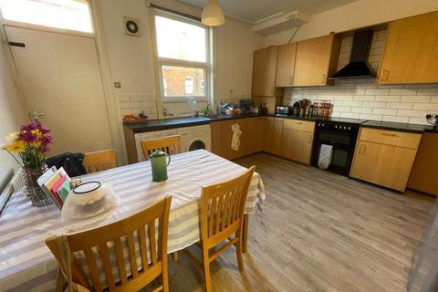 6 bedroom terraced house to rent, Newport Gardens, Headingley, Leeds, LS6 3DA