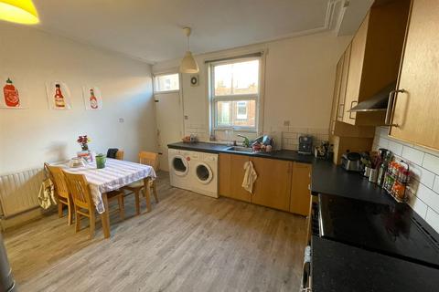 6 bedroom terraced house to rent, Newport Gardens, Headingley, Leeds, LS6 3DA