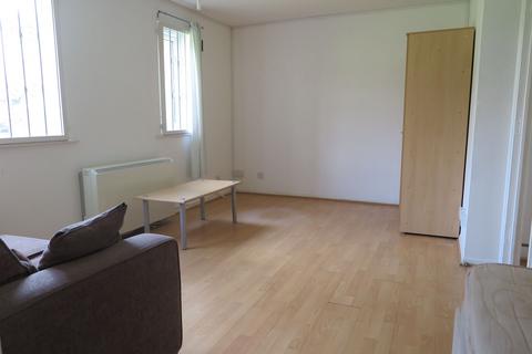 Studio to rent, Myers Lane, New Cross SE14