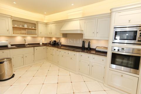 2 bedroom flat for sale, Chateau Royal, La Rue Vardon, Grouville, Jersey. JE3 9HT