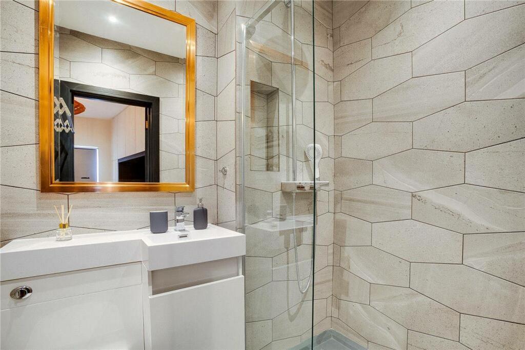 Lavender Hill, London SW11 Flat to rent £1,450 pcm (£335 pw)