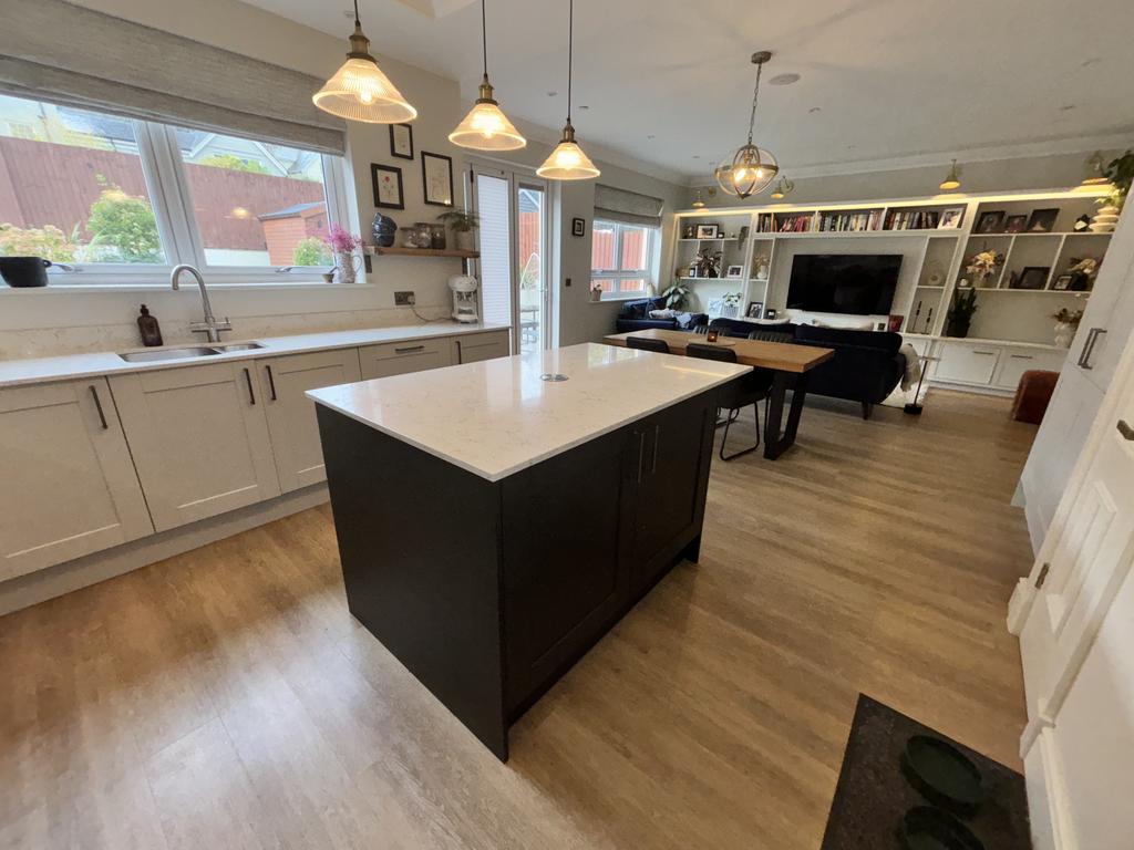 Kitchen/ Breakfast &amp; Sitting Area