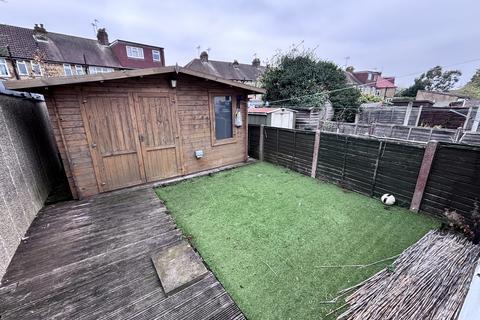 2 bedroom end of terrace house to rent, Tiptree Close, Chingford, E4