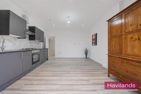 3 bedroom house for sale, Halstead Road, London