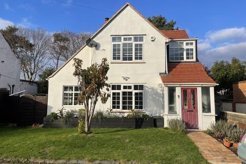 4 bedroom detached house for sale, Warren Road, Lowestoft, NR32 4QD