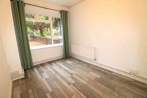 2 bedroom ground floor flat to rent, Lawrie Park Rd, Sydenham