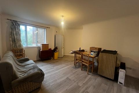 2 bedroom flat to rent, Hanworth Road, Hounslow TW3