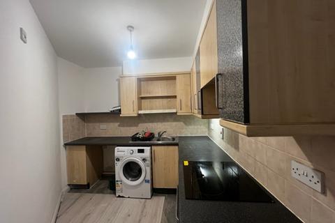 2 bedroom flat to rent, Hanworth Road, Hounslow TW3