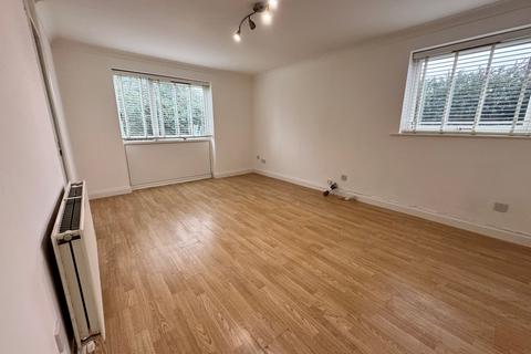 2 bedroom flat to rent, Raeburn Court, Chelmsford, Essex, CM1