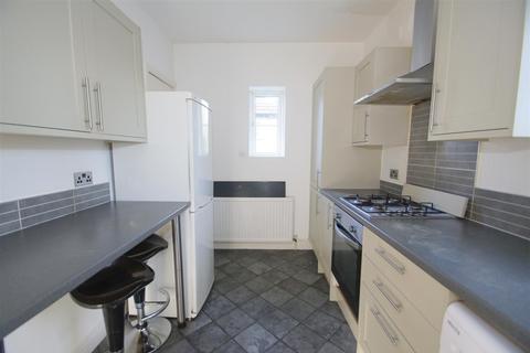 2 bedroom flat to rent, Sandringham Crescent, Leeds