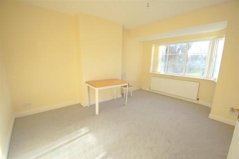 2 bedroom flat to rent, Sandringham Crescent, Leeds