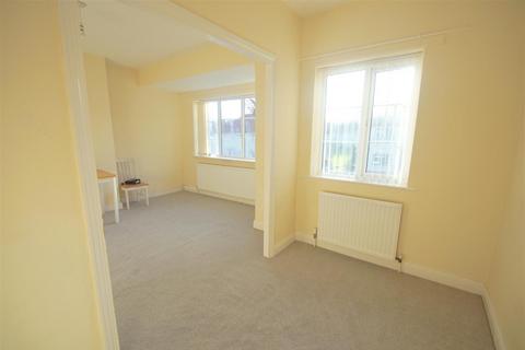 2 bedroom flat to rent, Sandringham Crescent, Leeds