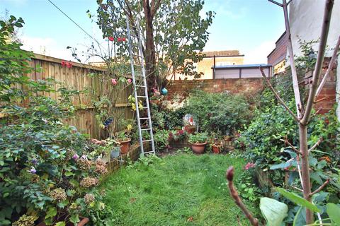 3 bedroom end of terrace house to rent, Barton Road, Tewkesbury