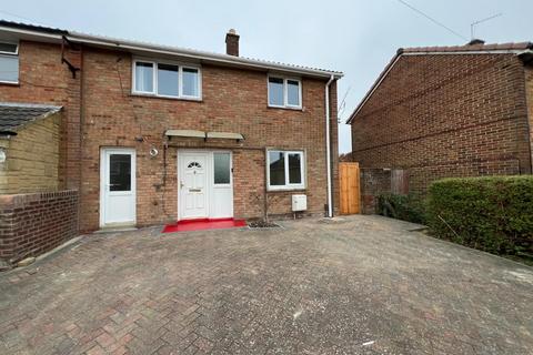 3 bedroom end of terrace house to rent, Fairford Crescent, Swindon