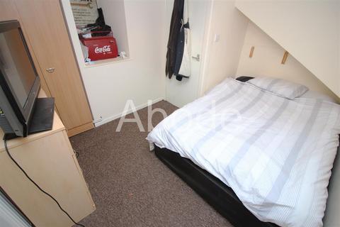 3 bedroom house to rent, Welton Mount, Hyde Park, Leeds