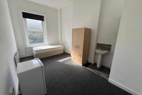 Studio to rent, Holdenhurst Road, Bournemouth, BH8